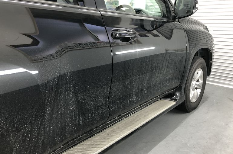 185 トヨタ プラドのボディ磨き ガラスコーティングは当社へ